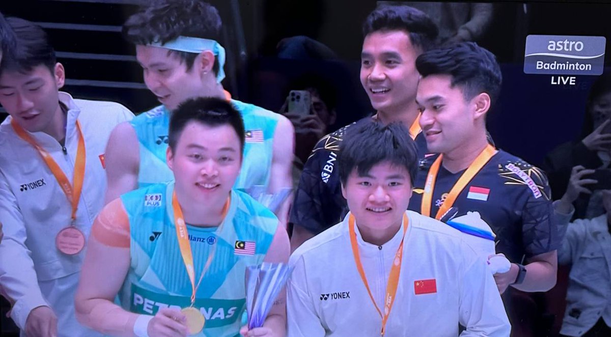 sukkluv_'s tweet image. Our champ yeyy 🤍🤍🤍
#BAC2025 #AaronChia #wooyik #chiasoh