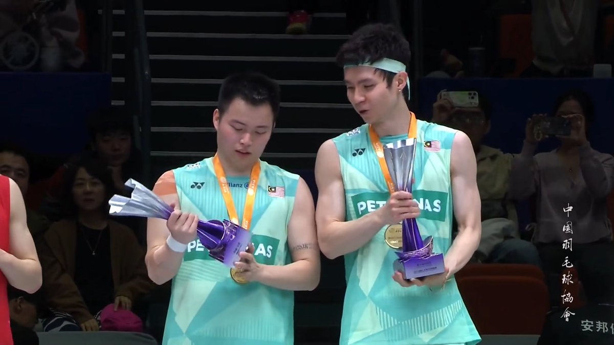 sukkluv_'s tweet image. Our champ yeyy 🤍🤍🤍
#BAC2025 #AaronChia #wooyik #chiasoh