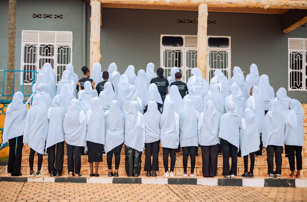 girlsofdestiny0's tweet photo. U Rwanda mubihe bikomeye,Rwagize Bato Batari Gito Barufubika Umucyo! Hari abagerageza gusubiza igihugu mu icuraburindi, binyuze ku mbuga nkoranyambaga abakiri bato intego yacu ni Ukubarwanya. Tuzagera Ikirenge mu cy' #Inkotanyi zitangiye u Rwanda 
#GirlsKnowYourHistory
#Kwibuka31 https://t.co/8vRBm1A1tv