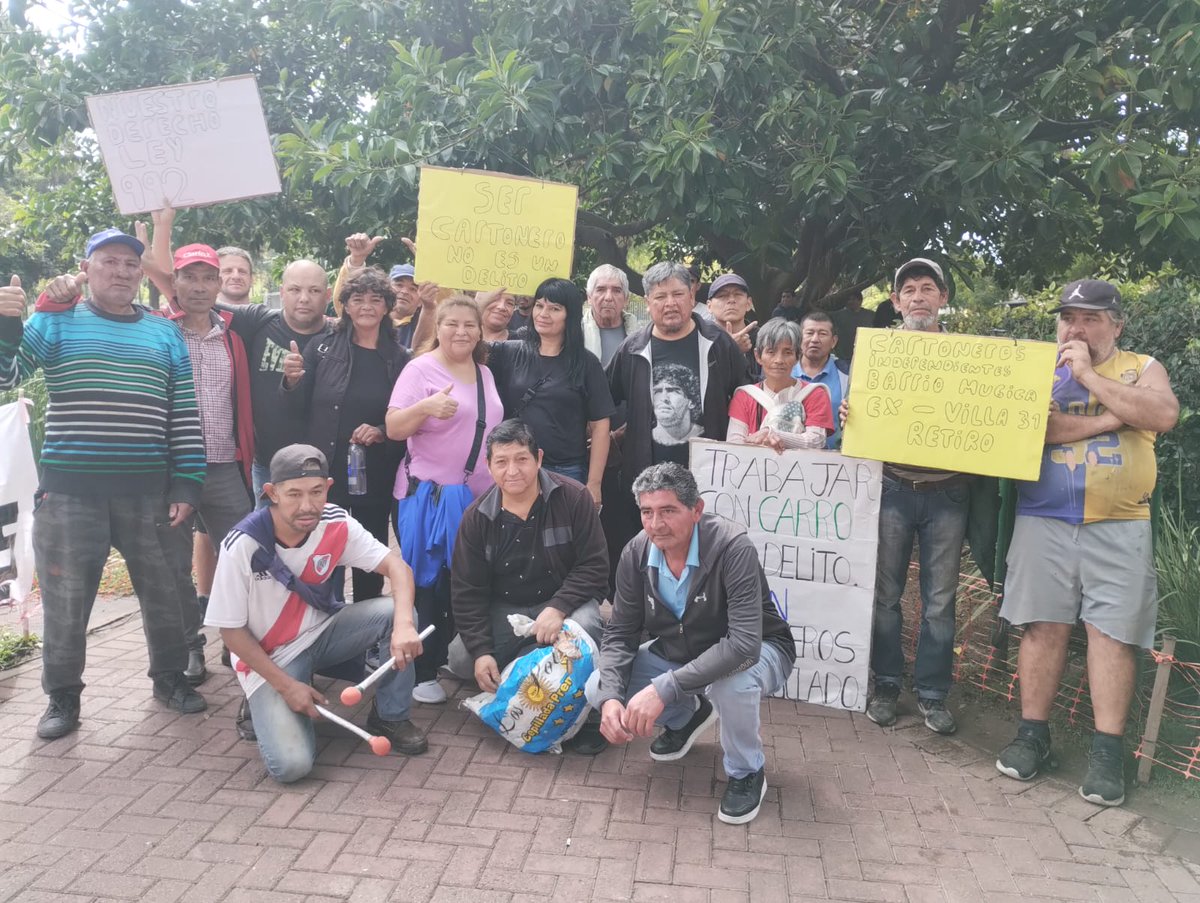 lualdidiego's tweet photo. El viernes 11/4 acompañamos el reclamo de los cartoneros de CABA que el Ministerio de Espacio Público no los deja trabajar condenando a sus familias al hambre y la indigencia. Hay que terminar con la ciudad de La Crueldad y el Abandono. @SantoroLeandro 
Es Ahora Buenos Aires https://t.co/d6GxThPLrh