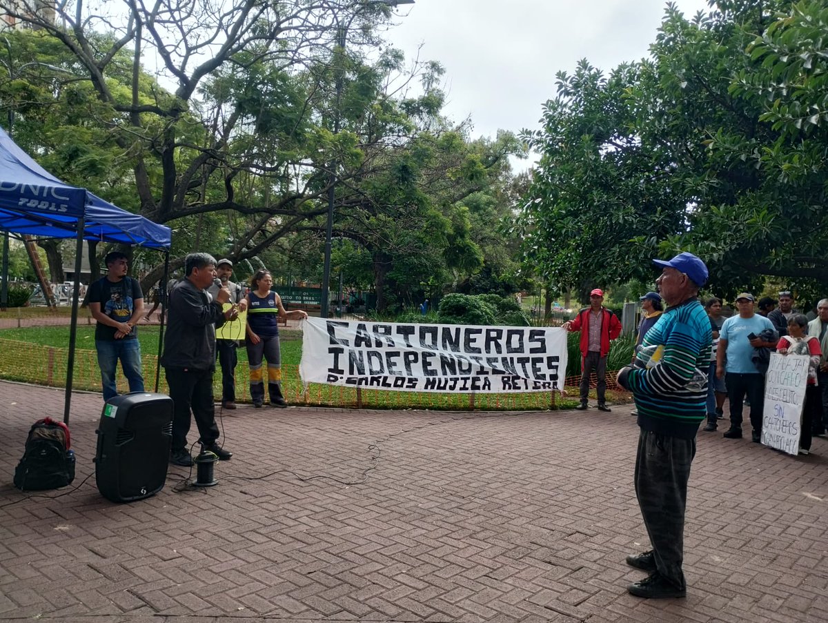 lualdidiego's tweet photo. El viernes 11/4 acompañamos el reclamo de los cartoneros de CABA que el Ministerio de Espacio Público no los deja trabajar condenando a sus familias al hambre y la indigencia. Hay que terminar con la ciudad de La Crueldad y el Abandono. @SantoroLeandro 
Es Ahora Buenos Aires https://t.co/d6GxThPLrh