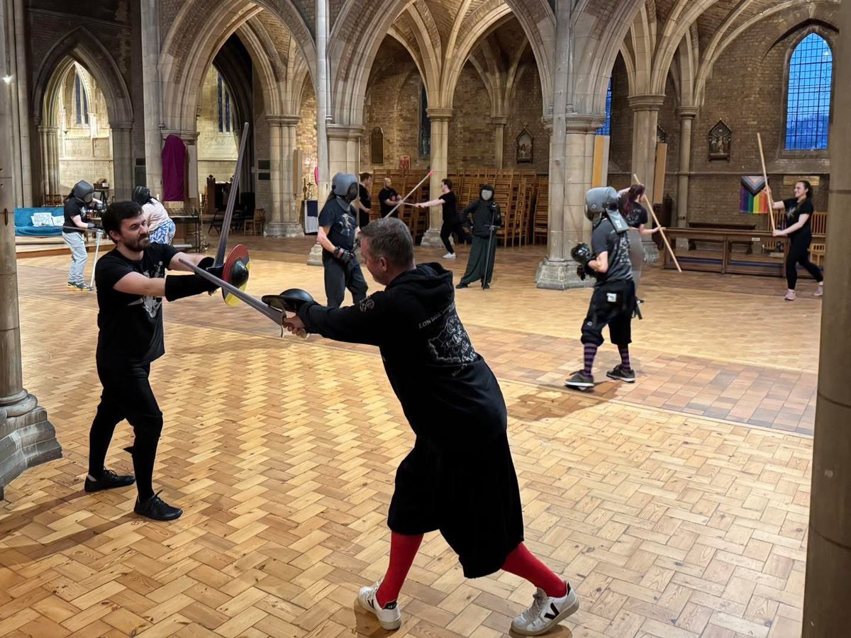 LondonLongsword's tweet photo. A beautiful night in the mixed weapons class. Staff, longsword and I.33 sword and buckler.
#hema #fencing #londonlongswordfamily #londonlongswordacademy #learnswordfighting #london #longsword #polearms #community #staff #davidrawlings #i33 #swordandbuckler https://t.co/O01T30Tt5G