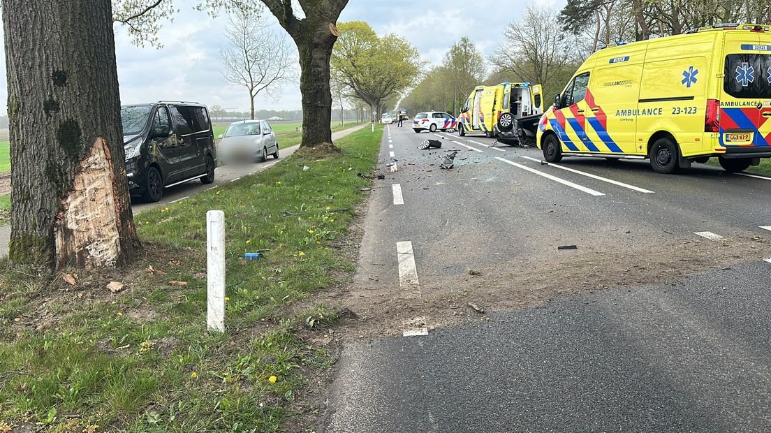 Auto rijdt tegen boom en eindigt op zijn kop in Oostrum
