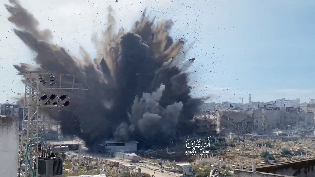 AnasAlSharif0's tweet photo. غارة إسرائيلية على محيط مفترق عسقولة بحي الزيتون جنوبي مدينة غزة https://t.co/cVl9y36J7X