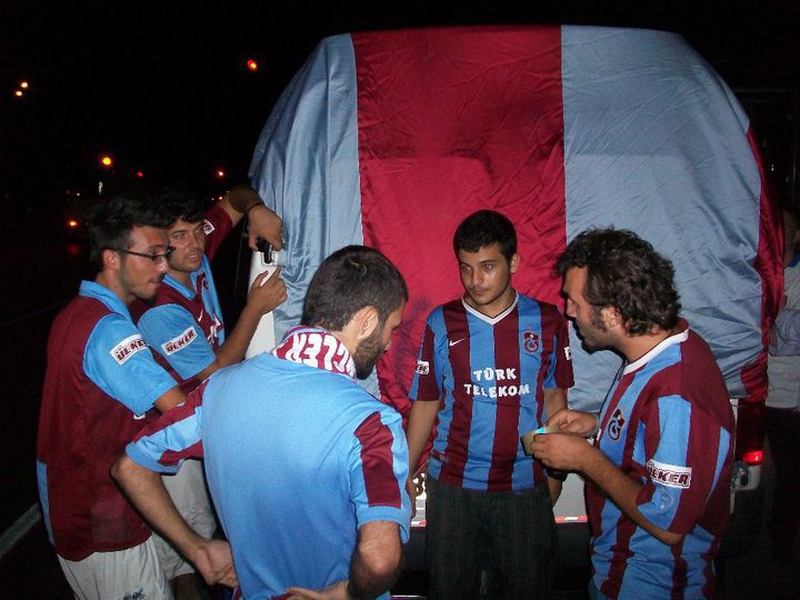 Ku7adgu's tweet photo. 2010. Süper Kupa Macerası.
Trabzon - İstanbul dolmuşu.
Hikayenin tamamı burada.

https://t.co/QKLNYbm6UX https://t.co/wDeEFoDnXF