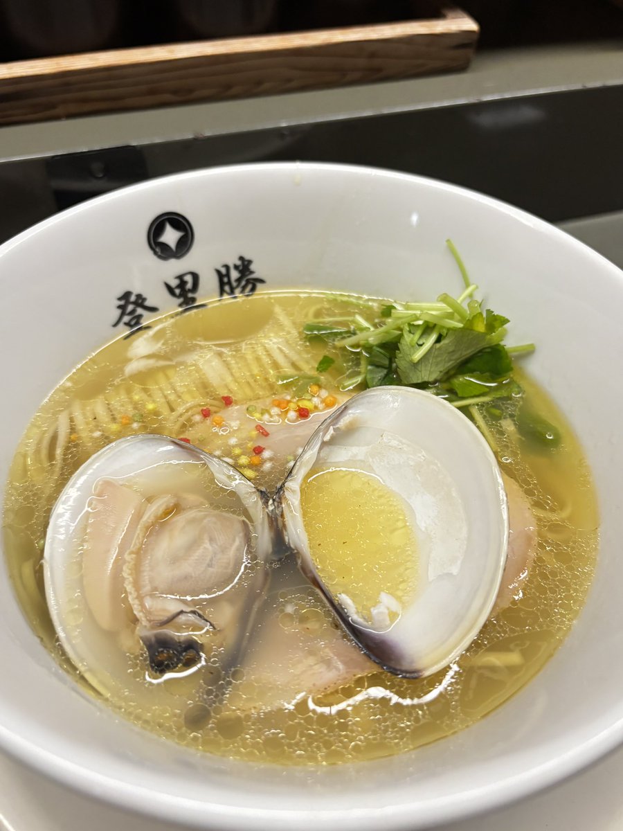 RICKYUSAMI's tweet photo. 三重県桑名市
「登里勝」

高級蛤を使って仕上げた一杯。
値段も2杯分ほどだったがその価値が凝縮。
スッキリしたスープの後味に来る独特のコクと旨味。
小麦の味が感じられる麺にその値段に納得。
あえ玉と合わせて頂いてその、こだわりに納得でした。

#ラーメン https://t.co/8VfinoyOFG