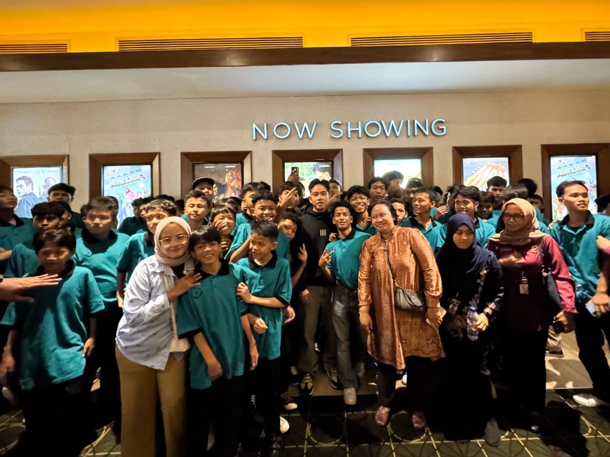 KemensetnegRI's tweet photo. 3. Dalam kesempatan tersebut, Wapres mengajak para anak yatim untuk tidak takut menjadi diri sendiri, berani bermimpi besar, dan pantang menyerah menghadapi rintangan hidup. 

Sumber: BPMI Setwapres https://t.co/b8c94WDrdt