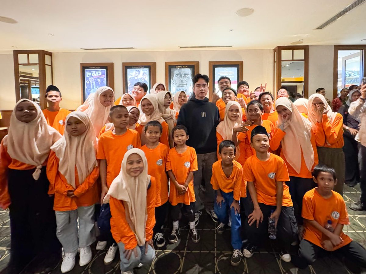 KemensetnegRI's tweet photo. 3. Dalam kesempatan tersebut, Wapres mengajak para anak yatim untuk tidak takut menjadi diri sendiri, berani bermimpi besar, dan pantang menyerah menghadapi rintangan hidup. 

Sumber: BPMI Setwapres https://t.co/b8c94WDrdt