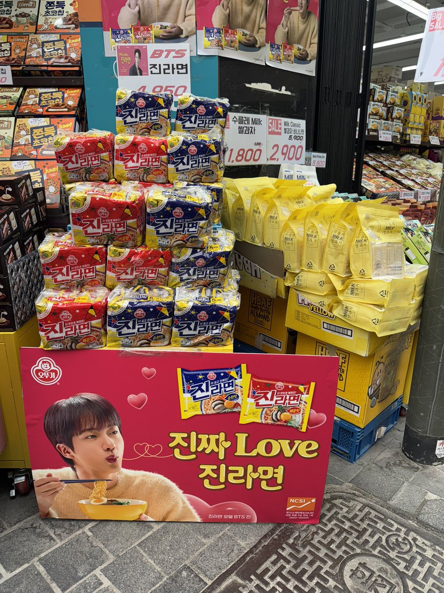 knk_army's tweet photo. 久しぶりの浮上💭
またまた韓国いってきました🇰🇷✨春に初めて来たけどめっちゃ過ごしやすくて最高😻❕COMPOSE COFFEEはスリーブがテテじゃなくてかなりショック😿aloのジンくん見られたのは嬉しい😌
一応観光メインの渡韓でした！次はいよいよみんなが帰ってくる6月、、だーーー楽しみすぎる😭😭 https://t.co/5GFeSlO92f