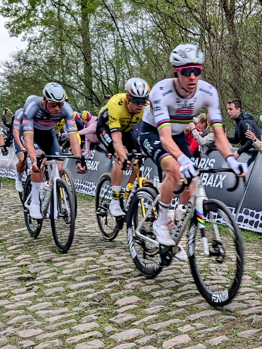 3 of the best right there 🔥

#ParisRoubaix #arenberg #pogacar #mvdp #vanaert