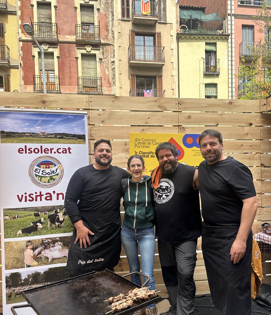 La <a href="/MAlbercocs/">Maria Nicolau</a> ha passat per la parada del <a href="/Solerdenhug/">Soler de n’Hug</a> a l’Espai Terra i Cuina del <a href="/MercatRam/">Mercat del Ram</a> #Vic. Sempre al seu equip! Gràcies Maria! #viscalaterra