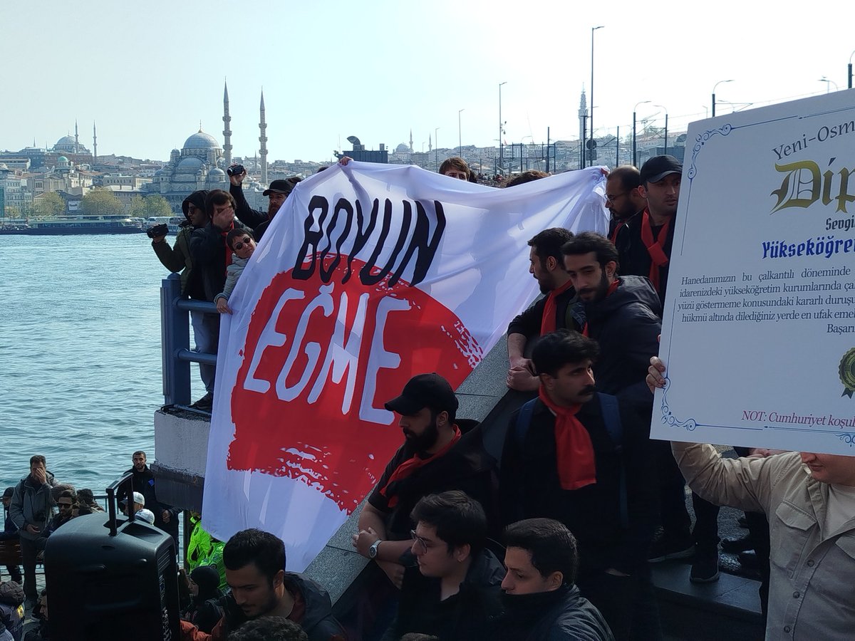 ercandenizkucuk's tweet photo. Türkiye Komünist Partisi Gençliği Galata Köprüsü'nde Boyun Eğme pankartı açtı, YÖK'e diploma hazırladı. Kitle eyleme devam ediyor. 
@tkpninsesi @TKGninsesi #Boyuneğme https://t.co/konDaqMwxA