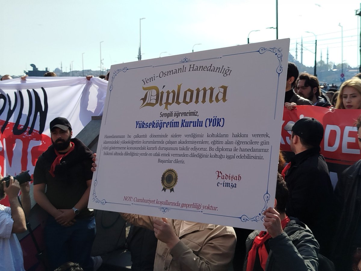 ercandenizkucuk's tweet photo. Türkiye Komünist Partisi Gençliği Galata Köprüsü'nde Boyun Eğme pankartı açtı, YÖK'e diploma hazırladı. Kitle eyleme devam ediyor. 
@tkpninsesi @TKGninsesi #Boyuneğme https://t.co/konDaqMwxA