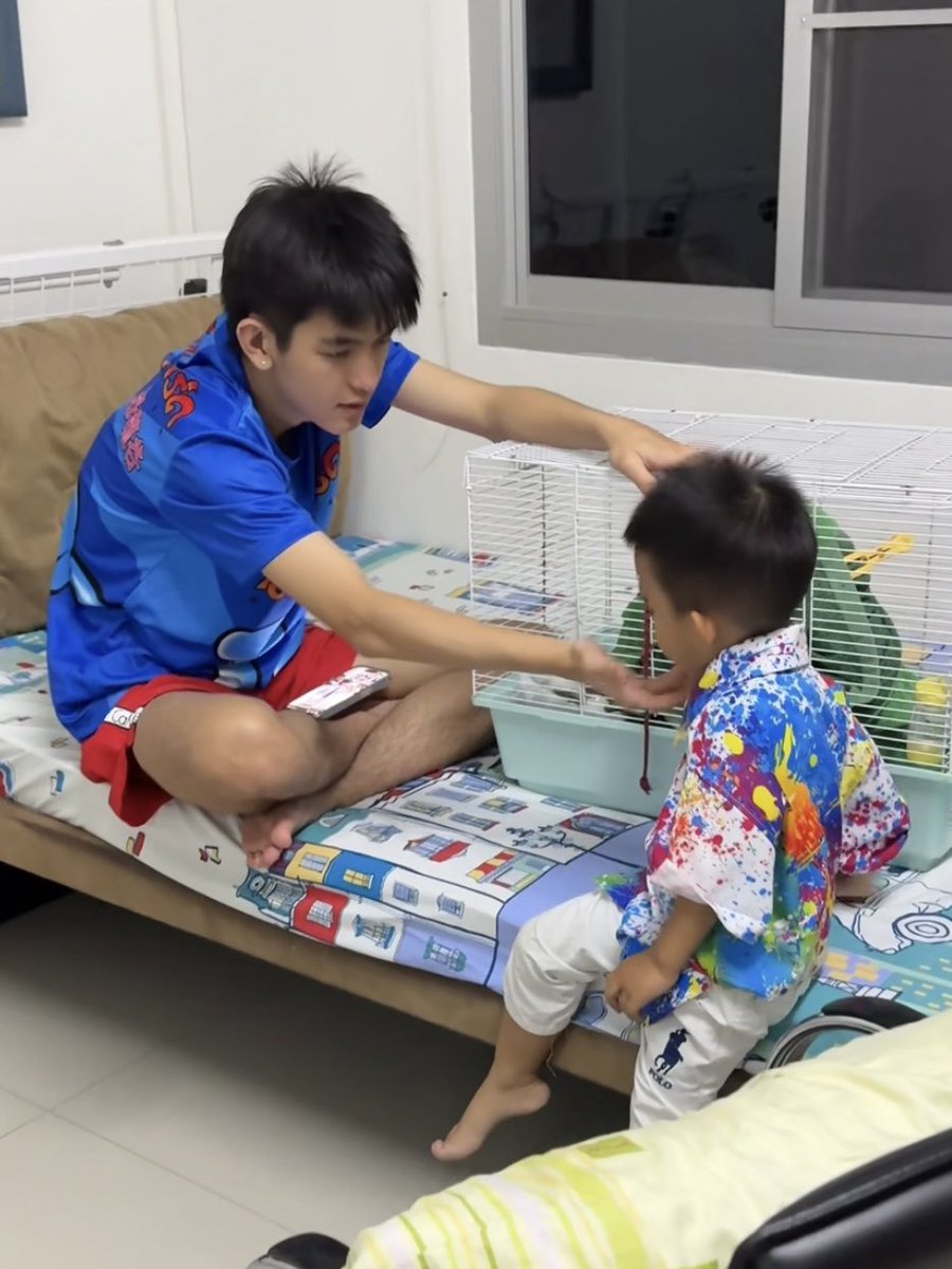 สองหนุ่มกู๋พิเชฐไพศาลไปเลี้ยงน้องพอลหรอวันนี้ เหมือนเป็นธรรมเนียมสงกรานต์ไปแล้ว น่ารักจัง (เฟื่อง) 😗🤍