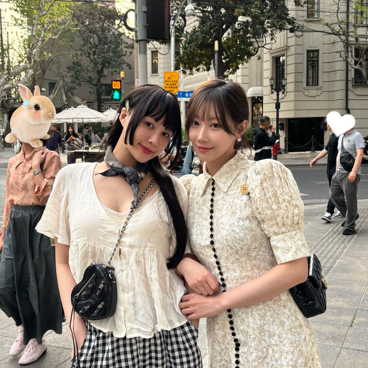 insomnicsy's tweet photo. Handong's IG Update with Siyeon! 🐺🐱

"Shanghai vacation with Singnie 🩷 ( Actually she missed me 😌🐶🫰)"

SIDONG 🥹🥹🥹 https://t.co/x6XGq7CB5V