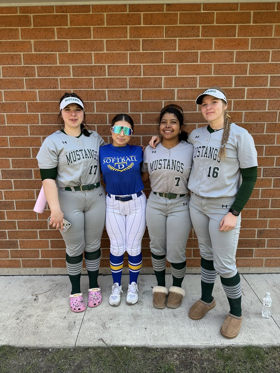 LiliM_2027's tweet image. Fun wkd playing at Home with my Team ! 
We went 1-1 and my girls rocked ! 
Got to contribute/
4-AB 1- hit  3-HBP 
1-BB 1-sac fly 1-rbi 
1-run.
 6inning pitched
3-ER 3-Ks  BAA-.234
Bk on Mon!
#RideAsOne #BeTheHunter
@impactcaymol @Impact_Sullivan @NCSA_Softball @UNISoftball
