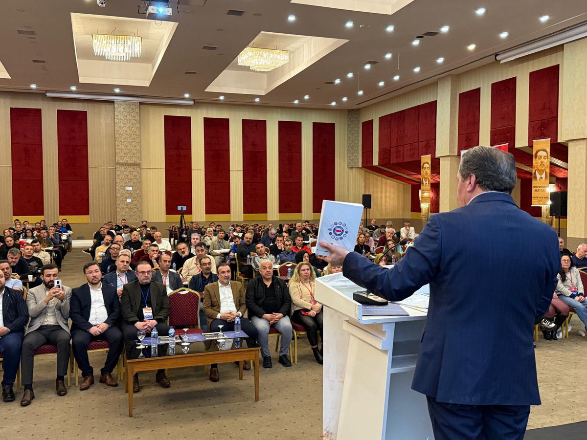 _aliyalcin_'s tweet photo. Dün Eli Boş Dönenlerin Bugün Dili Çok Dönüyor!

Dün, yetkili oldukları dönemde “Toplu Görüşme” süreçlerini yönetip masadan eli boş dönenlerin bugün dili çok dönüyorsa, bunun nedeni  haklılıklarından değil, kazanımlarımızı bedelsiz kullanıp bir de haksızlık yapmalarındandır.

Aldığımız kazanımlar çok kıymetli. İtibarsızlaştırılmasına müsaade etmeyeceğiz. 

İmzamız, yerimiz, terimiz, emeğimiz olan kazanımları unutmadan yeni kazanımlar üretme mücadelemizi sürdürüyoruz.

Hizmet kolu ölçeğinde Eğitim-Bir-Sen Toplu Sözleşme Kazanımlarımızı 88 başlıkta yayınladık. 📌 https://t.co/vlqUsYIhK0

Geneli ve bütün gösteren kazanımlarımızı “𝗘𝗺𝗲𝗸 𝗠𝘂̈𝗰𝗮𝗱𝗲𝗹𝗲𝗺𝗶𝘇𝗹𝗲 𝟭𝟬𝟬𝟳 𝗞𝗮𝘇𝗮𝗻ı𝗺” 📌 https://t.co/PgdRAXsxak başlığı ile yayınlayarak dikkatlere sunduk.

Eğitim-Bir-Sen Ankara 2 No’lu Şube İşyeri Temsilcileri Eğitimi vesilesiyle kazanımlarımıza dikkat çekerken, çözüm bekleyen yeni sorun alananlarına, başlıklara ilişkin mücadelede kararlılığımızı ise yineledik.