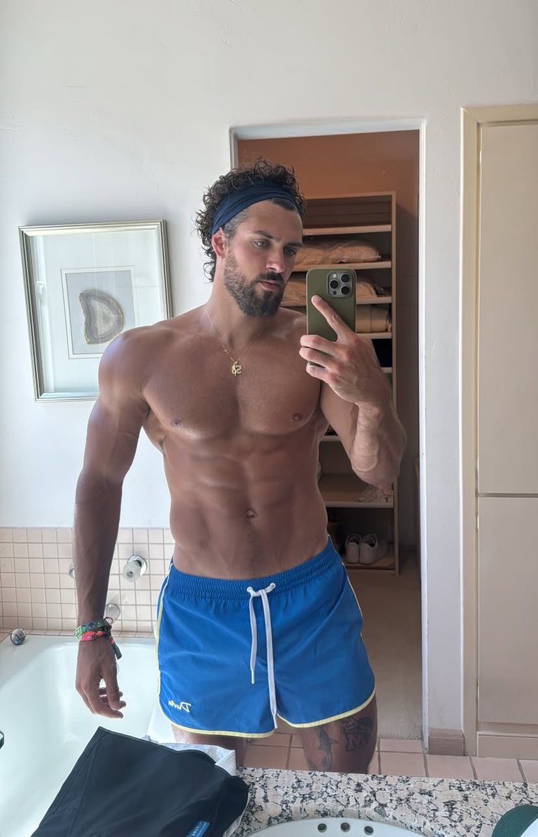 ofjockmuscles's tweet photo. Ready to fuck around. https://t.co/KZRL801dxW