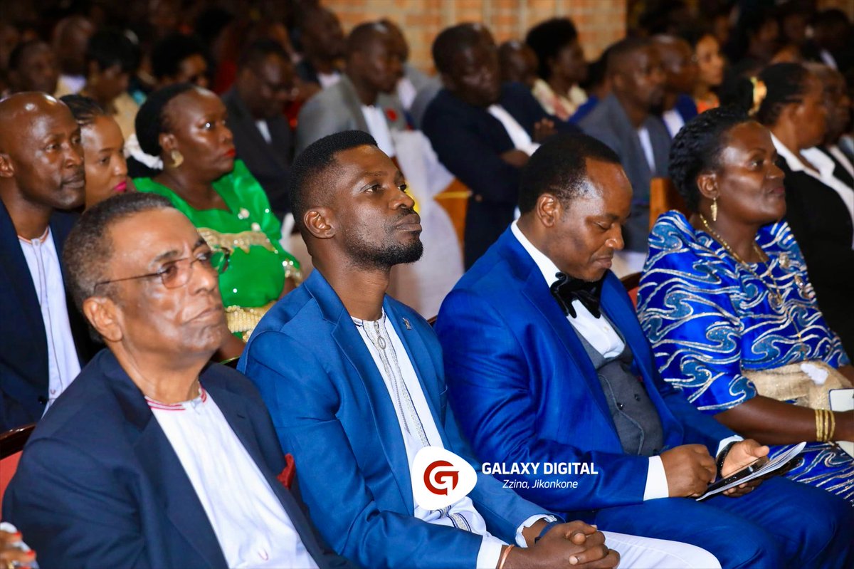 NUP Prezido <a href="/HEBobiwine/">BOBI WINE</a> and his former Vice Prezido <a href="/MathiasMpuuga/">Mathias Mpuuga</a> share the same seat during Kabaka's birthday thanksgiving mass at Rubaga Cathedral.

#GalaxyFMNews | #KabakaAt70