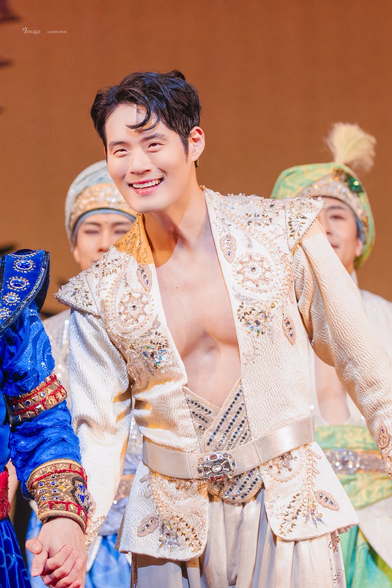 250413 알라딘 인터파크 스테이지
𝑨𝑳𝑨𝑫𝑫𝑰𝑵 • #서경수

너네 집엔 지니 없지? 난 있는데 ૡ(˶ᵔᵕᵔ˶ૡ)