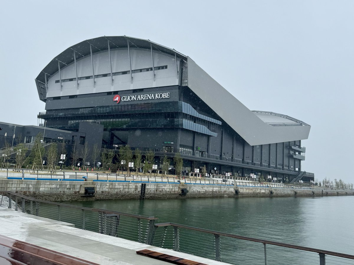 GLION ARENA KOBE🐺
ストリングス入っててめっちゃカッコよかった、、、🎻

どんな感じのホールなのかすごい楽しみにしてたんだけど、音良いし、大きさもちょうど良い！
海に囲まれ、神戸のお店たくさん入ってて◎(風めっちゃ強い~)
これからいろんなライブ見れると思うと楽しみ！