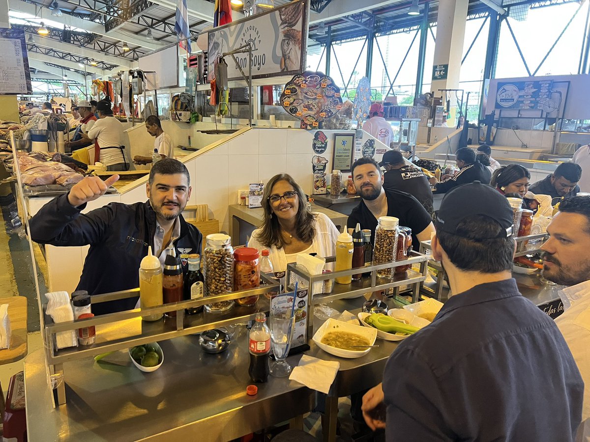 cneiro's tweet photo. El alcalde del pueblo 💪🏻💙
Desayunando en el mercado de Sauces 9 junto a su familia.
Grande @aquilesalvarez 👏🏼 https://t.co/HCONIqm44Y