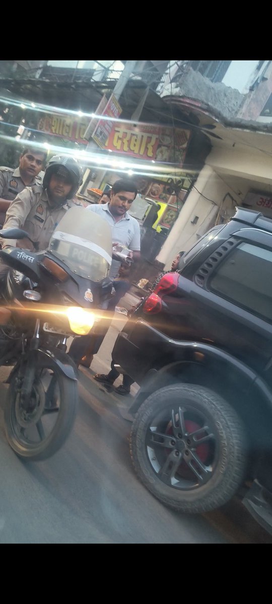 AkshitSharmaBKU's tweet image. यह हे गाजियाबाद पुलिस प्रशासन की गुंडागर्दी यह पीछे वाले भाई बिना हेलमेट के बैठे हैं।जब इनकी वीडियो बनाई तो आगे वाले पुलिस भाई साहब चांटा दिखा रहे। गजब की बात है। जब कोई भी साथी इनकी सच्चाई उठाने का कार्य करते हैं तो भाई साहब पूरी फॉर्म में है आ जाते हैं क्या उत्तर प्रदेश पुलिस…