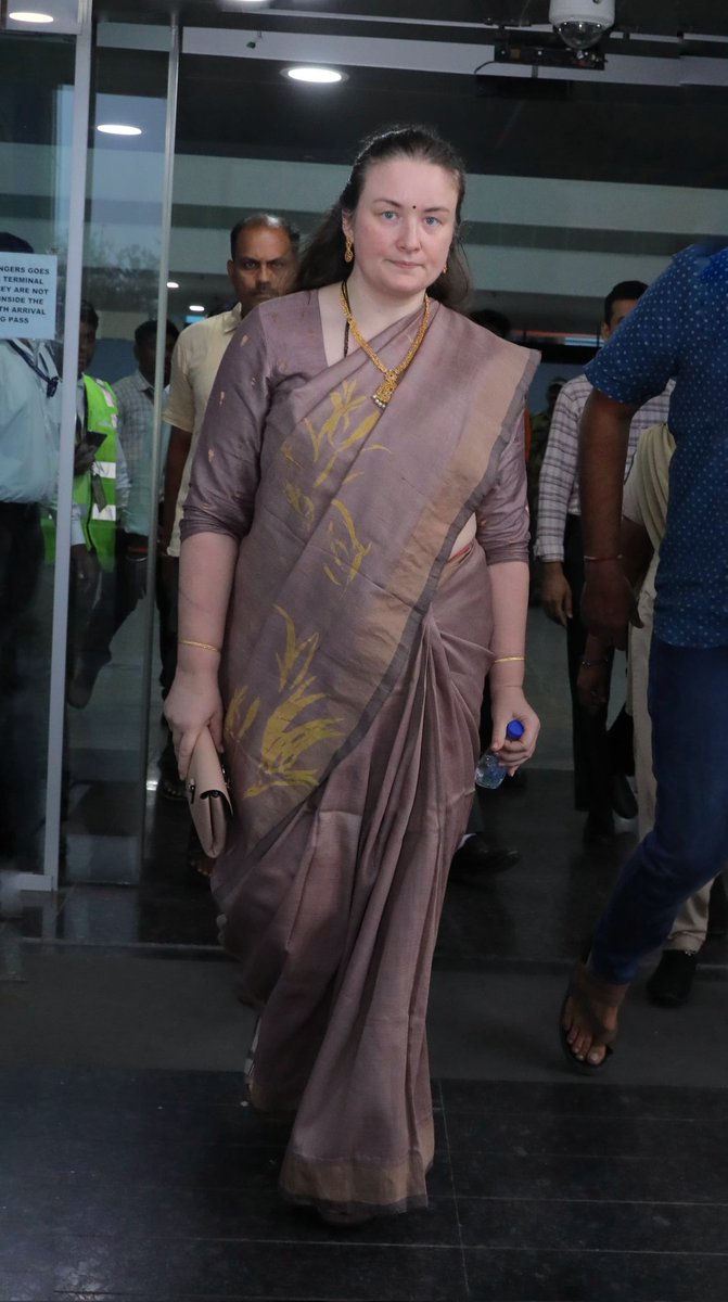 JanaSenaParty's tweet photo. తిరుమలకి శ్రీమతి అనా కొణిదల గారు

రాష్ట్ర ఉప ముఖ్యమంత్రి శ్రీ @PawanKalyan గారి సతీమణి శ్రీమతి అనా కొణిదల గారు సోమవారం తిరుమల శ్రీ వేంకటేశ్వర స్వామి వారిని దర్శించుకుంటారు.

 శ్రీమతి అనా కొణిదల గారు ఆదివారం సాయంత్రం రేణిగుంట విమానాశ్రయం చేరుకున్నారు. 

రేపు వేకువజామున సుప్రభాత సేవలో పాల్గొని శ్రీవారిని దర్శించుకుంటారు.

సింగపూర్‌లో జరిగిన అగ్నిప్రమాదంలో తమ కుమారుడు మార్క్ శంకర్ సురక్షితంగా బయటపడటంతో స్వామి వారికి దర్శించుకొని  మొక్కులు చెల్లించుకోనున్నారు.