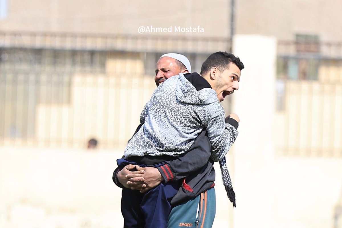 AcMustafaMilan's tweet photo. لقطة الأسبوع بطلها أب من مصر يحمل ابنه بكلتي يديه، حتى لا يُحرم من مساندة ناديه المفضل "جمهورية شبين"!! https://t.co/1iGi0bfbVo