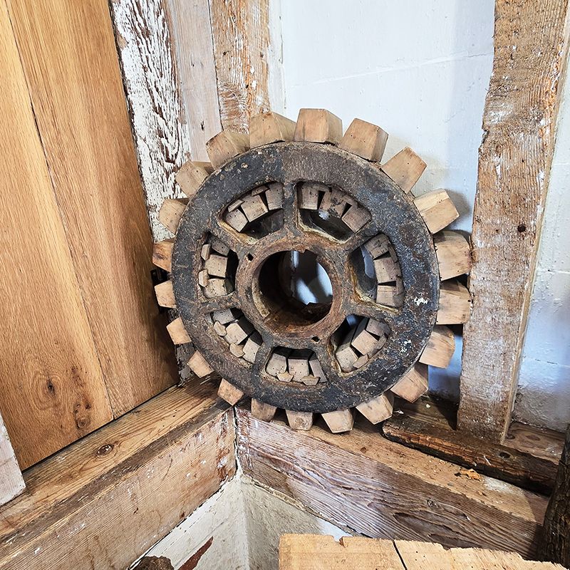 TideMill_Museum's tweet photo. This Stone Nut takes power from the Great Spur Wheel and rotates the top stone that grinds the wheat between it and the static Bedstone beneath. Wooden teeth are cheap, quiet and don't create sparks. Tell everyone... #woodbridgetidemillmuseum #millengineering #bread #milling https://t.co/N8xkWbd50y