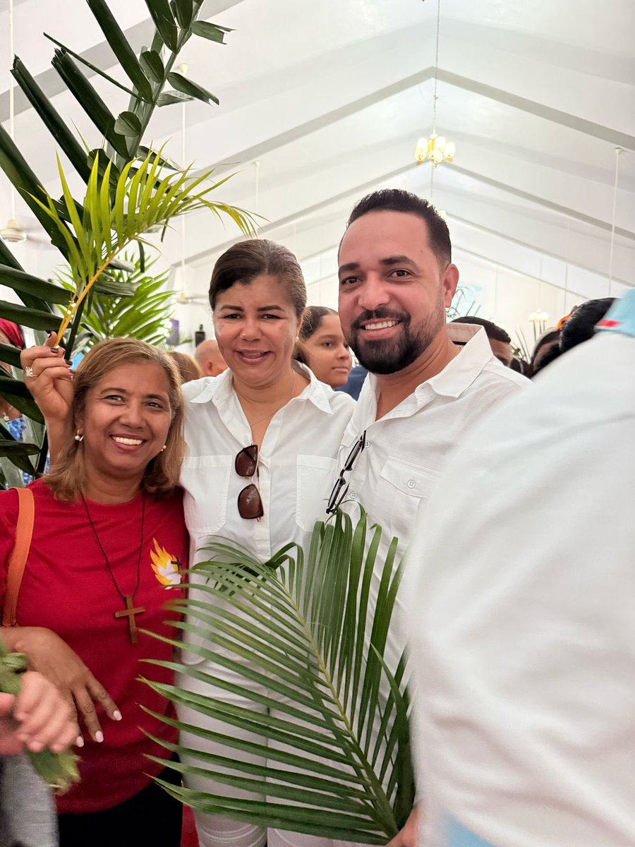 Domingo de Ramos
Hoy celebramos el inicio de la Semana Santa, recordando la entrada triunfal de Jesús en Jerusalén, recibido con palmas y esperanza. Que este día nos inspire a abrir nuestros corazones a la paz, la fe y el amor. <a href="/keylaReyna04/">Keyla Reyna</a> <a href="/HipolitoMar2020/">Hipólito Martinez</a> <a href="/CorporonErnesto/">Ernesto Antonio Corporan T.</a>