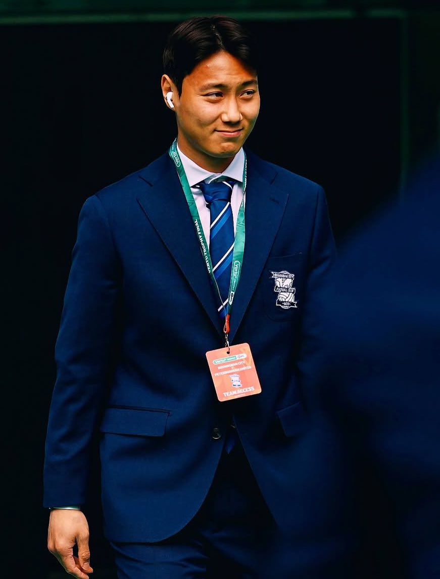 월드컵 마치고 방송국 이리저리 불려다닐 때 이후로 이런착장 진짜오랜만에보는걱같음  하하하하