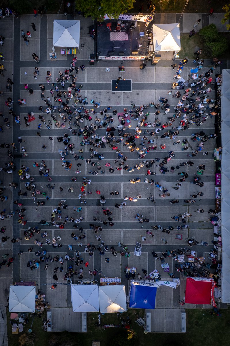 A un mes de la represión por parte de las fueras de seguridad de  Patricia Bullrich, que dejó herido gravemente al fotoperiodista  Pablo Grillo, familiares y amigos organizaron un festival solidario en Remedios de Escalada.

¡fuerza Pablo! 

Foto/ Miguel M. Caamaño