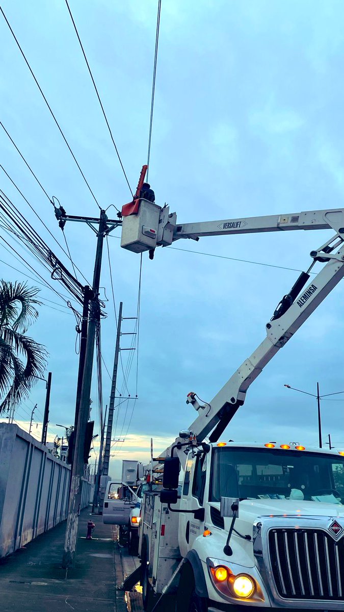CNEL_EP's tweet photo. ✅️ GUAYAQUIL

En #CNELEP, reafirmamos nuestro compromiso con el desarrollo óptimo del proceso electoral. Desde el Centro de Control y Monitoreo, realizamos una supervisión constante del sistema eléctrico en los distintos puntos de votación.

Además, mantenemos activo nuestro Call Center y hemos desplegado equipos técnicos en varios sectores de la ciudad, listos para actuar de forma inmediata ante cualquier eventualidad y garantizar la continuidad del servicio.