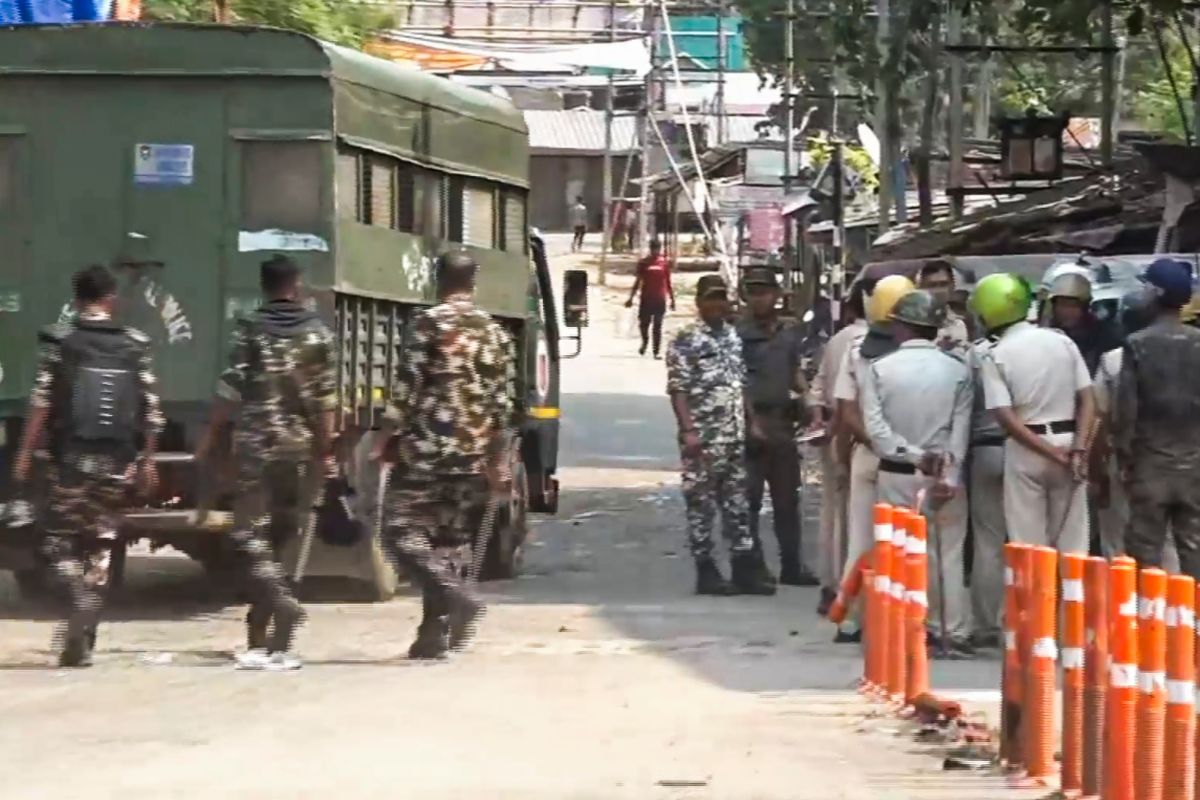 बीजेपी नेता ने मुर्शिदाबाद में AFSPA लगाने की मांग की, जानें अब कैसे हैं हालात
पश्चिम बंगाल के मुर्शिदाबाद जिले में वक्फ (संशोधन) अधिनियम के खिलाफ हुए हिंसक विरोध प्रदर्शन के बाद स्थिति नियंत्रण में है. शनिवार को पिता-पुत्र सहित 3 लोगों की मौत के सिलसिले में 12 और लोगों को