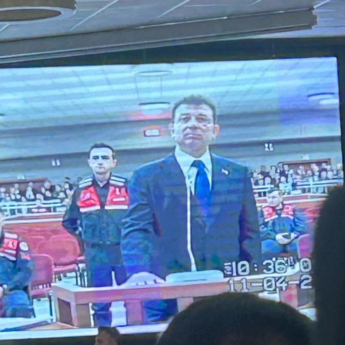 Aslan gibi bir duruş ,vatan sevdalısı ,görevine bağlı kendinden emin hak yemeyen  cesur ve kararlı vatan evladı jandarma personeli astsubayım 
Önündeki de tescilli hırsız ...