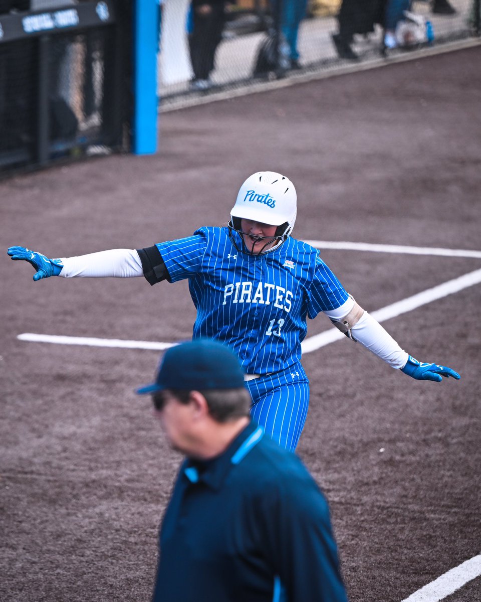 SHUSoftball's tweet photo. BIG PAPA GOES YARD😤

Olivia Gilbert send one out for a 3-run HR!

Seton Hall 4 - St. John’s 0 

#HALLin🔵⚪️ | #HooksUp https://t.co/MiwyhvSNsc
