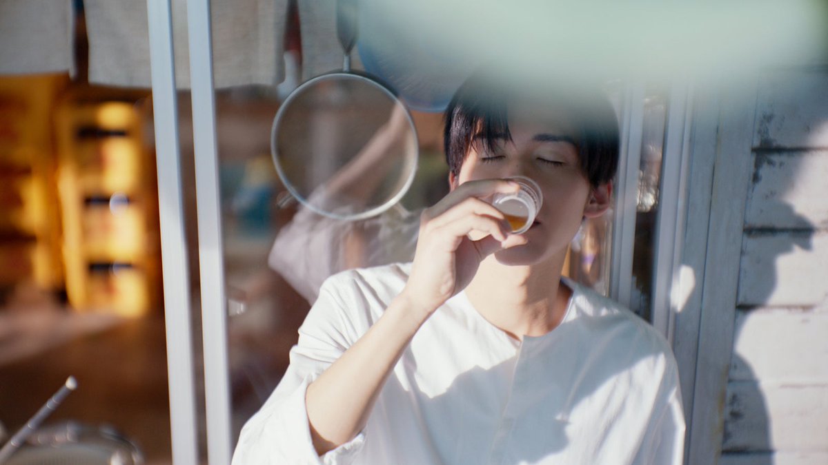 modelpress's tweet photo. ⋱\  Snow Man目黒蓮「晴れ風」新CM  /⋰
立ち飲み屋のレトロポスターに🍻✨

内村光良・今田美桜もビール堪能
天海祐希はナレーション担当

🎥動画
https://t.co/kgZySBPOvS

CMに登場した「晴れ風」レトロポスターは、実際の飲食店でも掲出することが決定。2025年夏ごろに展開開始予定。

#めめ https://t.co/0veeBAxiNH
