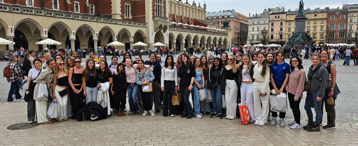 A final group photo in the main square and it's farewell to beautiful Krakow. Next stop Manchester ✈️✈️✈️