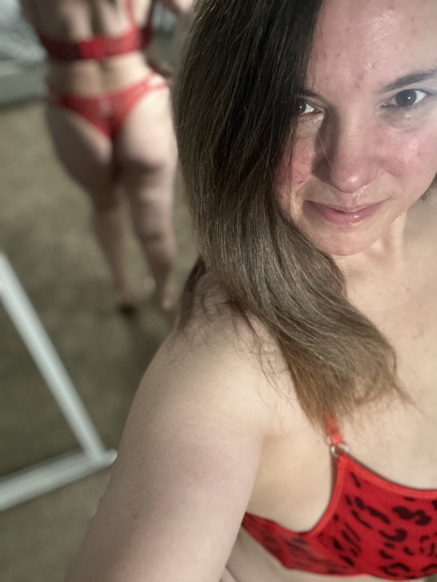 lassiecanon's tweet photo. Can I sit on your face for an hour and 30 minutes or is that too long https://t.co/WNHsA5KBnC
