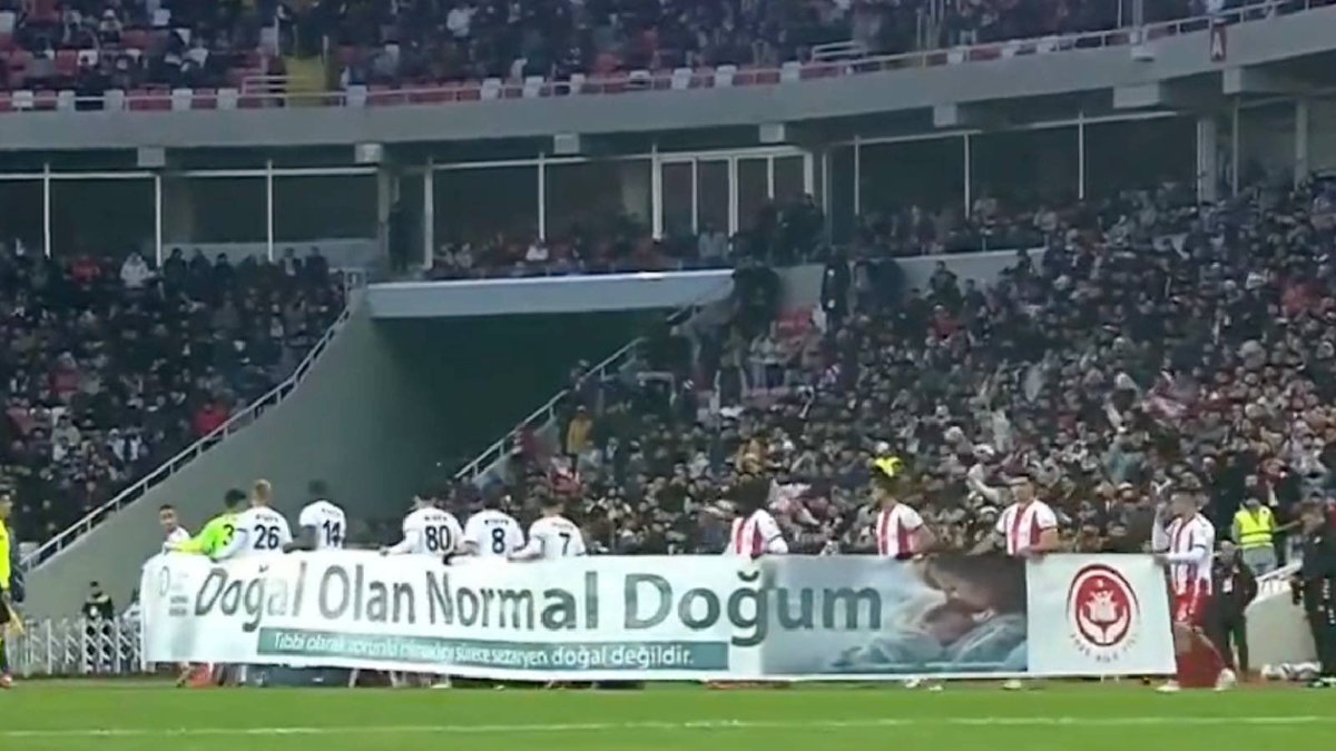 posttmodern's tweet photo. Fenerbahçe - Sivasspor maçı öncesi Sivasspor, “Doğal olan normal doğum” yazılı pankart ile sahaya çıktı. Sağlık Bakanlığı da hatırlarsanız eğer haftalar önce “Normal Doğum Kamu Spotu” yayınlanmıştı… https://t.co/ZDpbfpiM6N