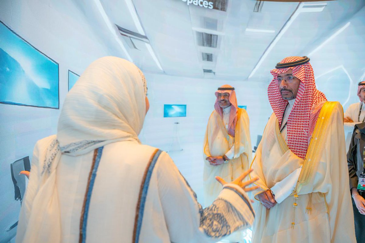 BAlkhorayef's tweet photo. أكدت خلال مشاركتي في مؤتمر  #مبادرة_القدرات_البشرية، على أن المملكة تُعد من الدول القليلة التي لا تواجه تعارضًا بين التقنية والعمالة؛ إذ ندعم المستثمرين في تبني أحدث التقنيات، ونوفر نماذج مرنة لتيسير اعتمادها، إلى جانب تدريب الكوادر الوطنية بما يتواءم مع متطلبات كل تقنية https://t.co/mTi8EWtV3D