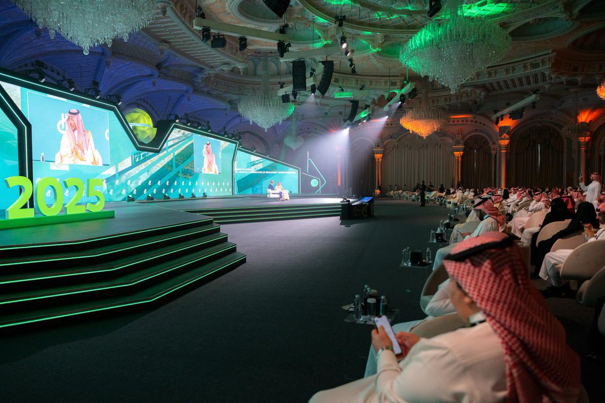 BAlkhorayef's tweet photo. أكدت خلال مشاركتي في مؤتمر  #مبادرة_القدرات_البشرية، على أن المملكة تُعد من الدول القليلة التي لا تواجه تعارضًا بين التقنية والعمالة؛ إذ ندعم المستثمرين في تبني أحدث التقنيات، ونوفر نماذج مرنة لتيسير اعتمادها، إلى جانب تدريب الكوادر الوطنية بما يتواءم مع متطلبات كل تقنية https://t.co/mTi8EWtV3D