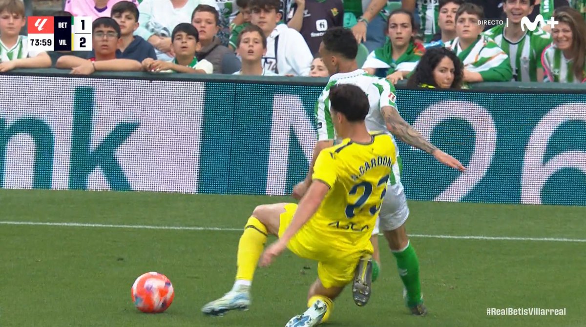ArchivoVAR's tweet photo. 🖥️💥 El VAR dejó pasar un penalti de Cardona sobre Antony.

👉🏻 El defensor, en su intento de rebañar el balón, termina golpeando en el muslo del brasileño.

❌ ES PENALTI.

▪️ Pulido Santana, tras señalar un penalti de forma incorrecta, dejó de ver el que sí era punible. https://t.co/H0vwPRIuwh