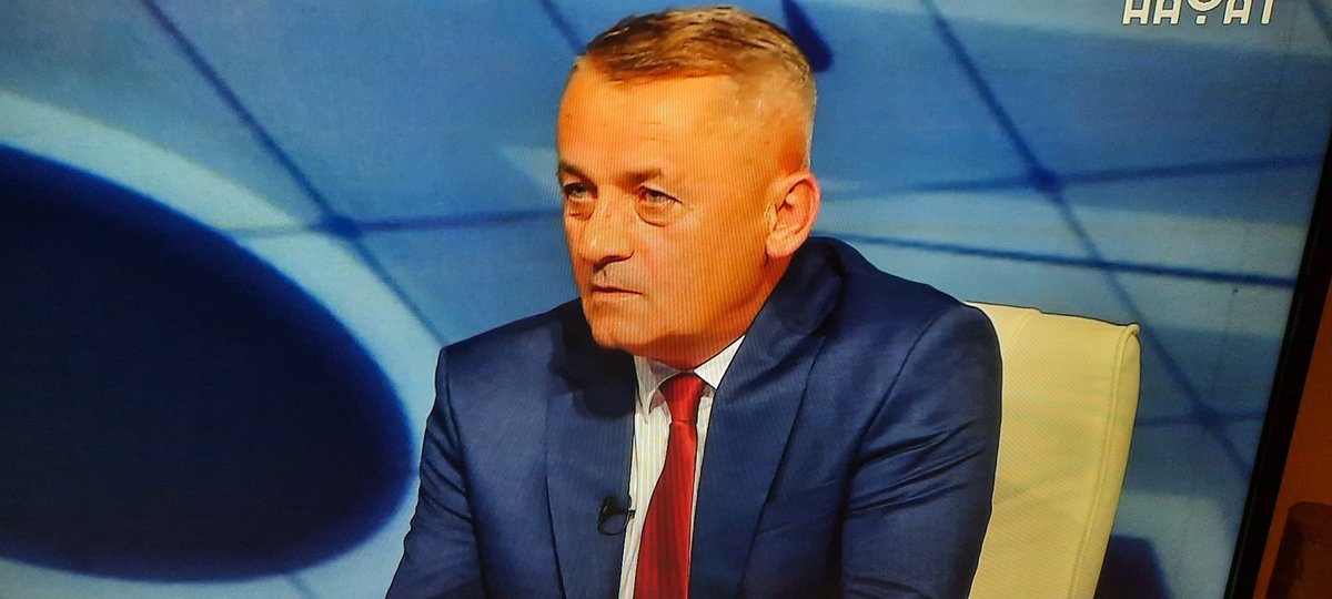 Kakav je ovo ambiciozni papak to je strašno, vidio ga sad na TV ,a znam ga jos iz 90tih . Nije ni cudo sto smo tu gdje jesmo kad je ovaj dosao do nekakvog inspektora u SIPI