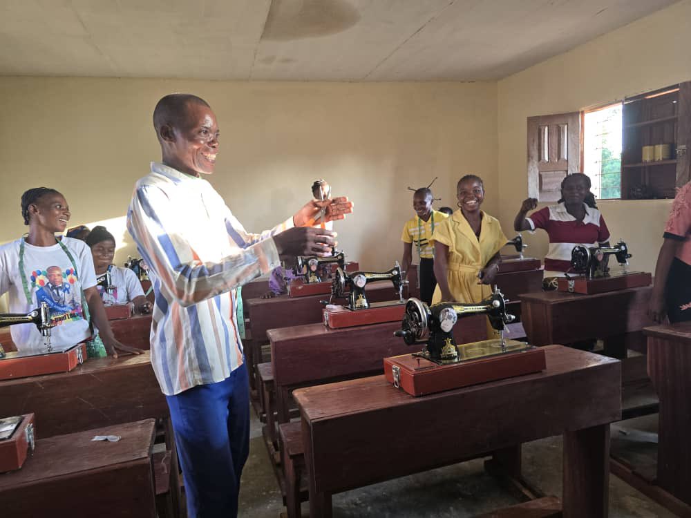 PAGE MAGAZINE - Sankuru : Inauguration du Centre d’Apprentissage Patrice Emery Lumumba à Hiambe

Le Président de la Fondation JH Solution, Jules Hiembe Ekanga, a inauguré le samedi 12 avril 2025, le Centre d’Apprentissage Patrice Emery Lumumba, situé à Hiambe, dans la province du