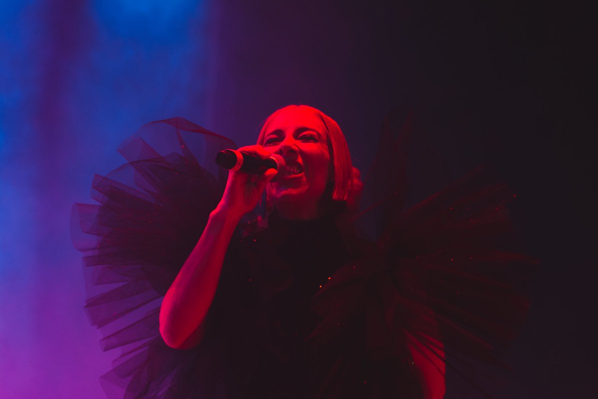UnderShutter's tweet image. Lo hipnótico que fue el show de Juliana Gattas: música, teatralidad y una muestra de presencia escénica cautivadora.
📷 @JacquelineOrion
#QuilmesRock2025