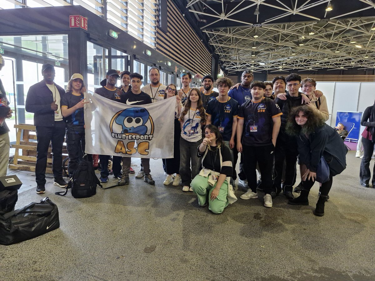 Fullwipe 2025 c'est déjà fini 🥹 Un grand bravo et merci aux organisateurs <a href="/eSportBrosTV/">eSportBrosTV (ebTV)</a> pour leur travail remarquable. Ce fut une édition intense et riche en émotions !  Merci également aux joueurs et artistes de la communauté présents ce week-end ! 

À très vite dans l'encre !
