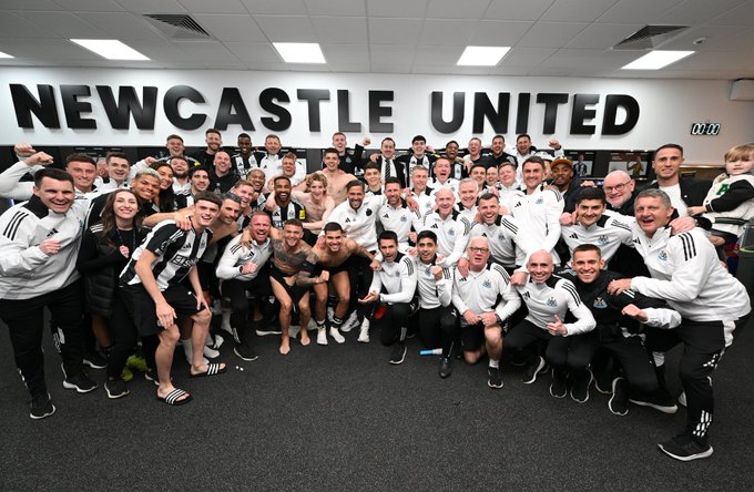 Team photo after Man Utd win