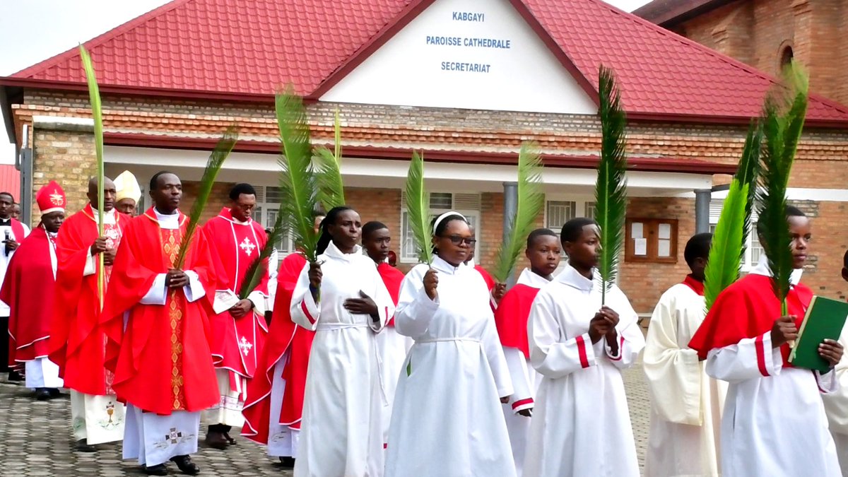 RwandaMaria's tweet photo. Kuri iki cyumweru tariki ya 13 Mata 2025, muri Bazilika nto ya Kabgayi, Nyiricyubahiro Mgr Balthazar Ntivuguruzwa yayoboye Igitambo cya Misa y'umunsi mukuru wa #Mashami.@KabgayiOf @DOCICO_CEPR https://t.co/2U0LQ5fmN0